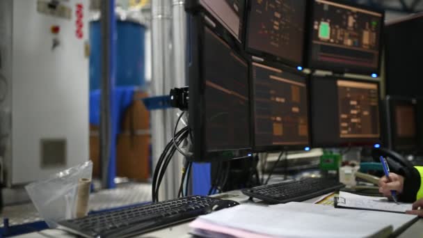 コントロール室で働くエンジニア マネージャー制御システム 多くのモニターからの技術者の監視プログラム — ストック動画