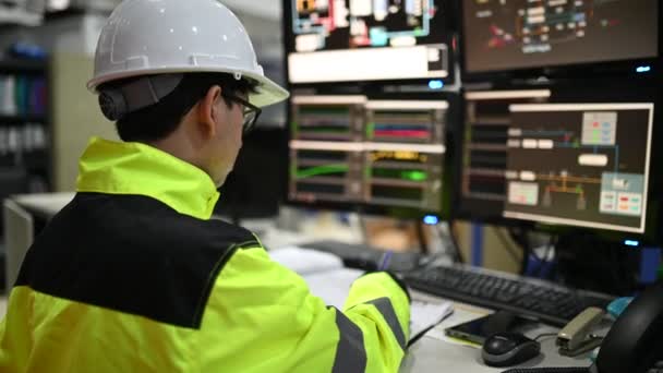 Ingenieur Werkt Controlekamer Beheersysteem Technicus Man Monitoring Programma Van Een — Stockvideo