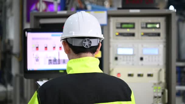 Inginer Care Lucrează Camera Control Sistemul Control Managerului Program Tehnician — Videoclip de stoc