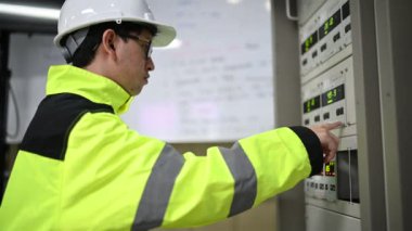 Kontrol odasında çalışan bir mühendis. Yönetici kontrol sistemi. Birçok monitörden teknisyen izleme programı