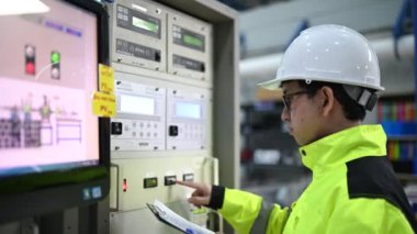 Kontrol odasında çalışan bir mühendis. Yönetici kontrol sistemi. Birçok monitörden teknisyen izleme programı