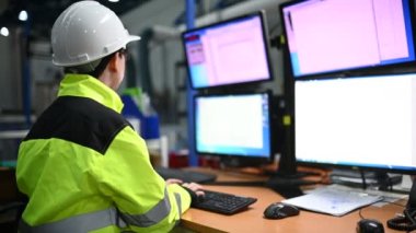 Kontrol odasında çalışan bir mühendis. Yönetici kontrol sistemi. Birçok monitörden teknisyen izleme programı