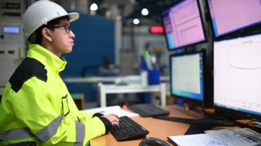 Kontrol odasında çalışan bir mühendis. Yönetici kontrol sistemi. Birçok monitörden teknisyen izleme programı