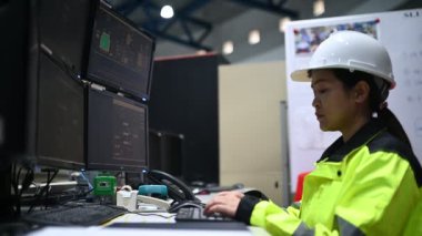 Kontrol odasında çalışan bir mühendis. Yönetici kontrol sistemi. Birçok monitörden teknisyen kadın izleme programı