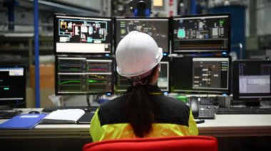 Kontrol odasında çalışan bir mühendis. Yönetici kontrol sistemi. Birçok monitörden teknisyen kadın izleme programı