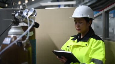 Kontrol odasında çalışan bir mühendis. Yönetici kontrol sistemi. Birçok monitörden teknisyen kadın izleme programı