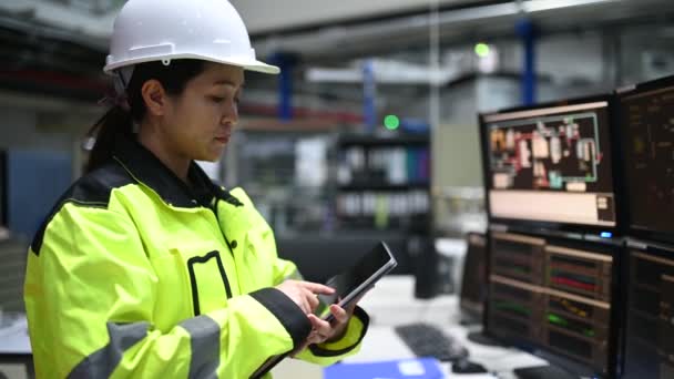 Ingenieur Kontrollraum Manager Kontrollsystem Technikerin Überwacht Programm Von Vielen Monitoren — Stockvideo