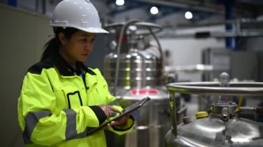 Kontrol odasında çalışan bir mühendis. Yönetici kontrol sistemi. Birçok monitörden teknisyen kadın izleme programı