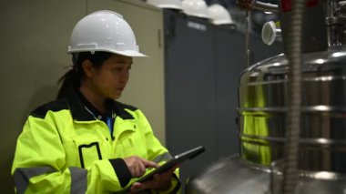 Kontrol odasında çalışan bir mühendis. Yönetici kontrol sistemi. Birçok monitörden teknisyen kadın izleme programı