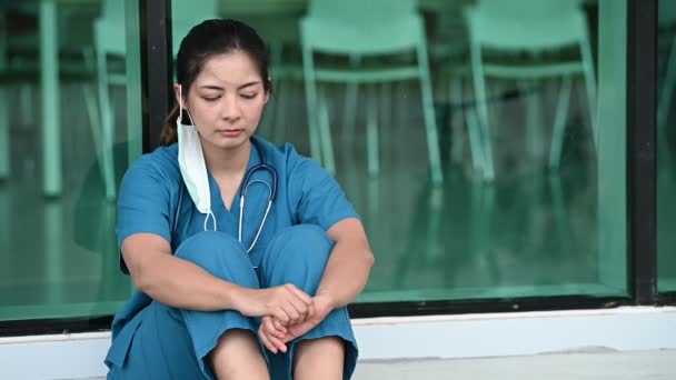Moe Depressieve Vrouwelijke Aziatische Scrub Verpleegster Draagt Gezichtsmasker Blauw Uniform — Stockvideo