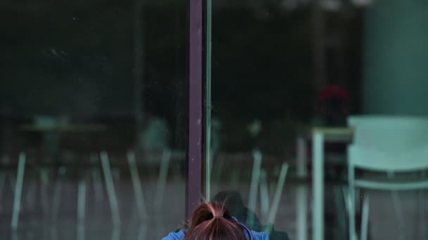 Уставшая Депрессивная Азиатская Медсестра Носит Маску Лица Синюю Униформу Рядом — стоковое видео