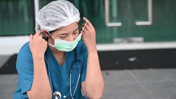 Moe Depressieve Vrouwelijke Aziatische Scrub Verpleegster Draagt Gezichtsmasker Blauw Uniform — Stockvideo