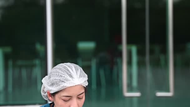 Уставшая Депрессивная Азиатская Медсестра Носит Маску Лица Синюю Униформу Рядом — стоковое видео