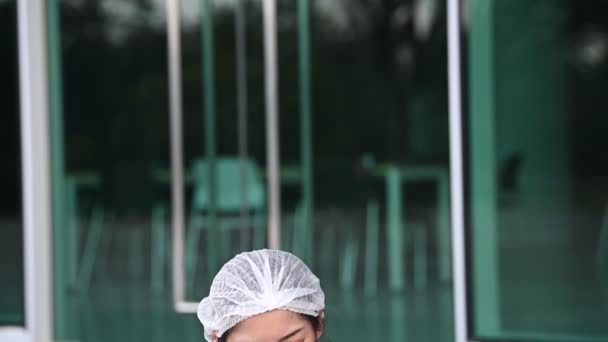在医院附近 疲惫的沮丧的亚裔女擦洗护士戴着面罩 身穿蓝色制服 年轻的女医生因工作努力而感到压力 — 图库视频影像