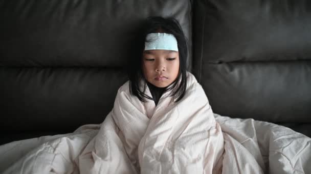 Μικρή Ασιάτισσα Άρρωστη Στο Σπίτι Άρρωστος Από Γρίπη Που Ήρθε — Αρχείο Βίντεο