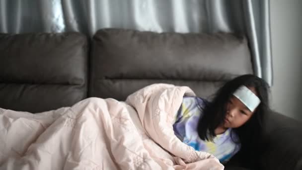 Pequeña Chica Asiática Enferma Casa Enfermo Gripe Que Vino Escuela — Vídeo de stock