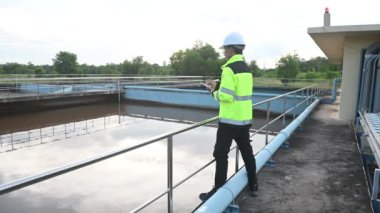 Çevre mühendisleri atık su arıtma tesislerinde çalışıyor. Su geri dönüşüm tesisinde tekrar kullanılmak üzere çalışan su tedarik mühendisliği