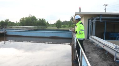 Çevre mühendisleri atık su arıtma tesislerinde çalışıyor. Su geri dönüşüm tesisinde tekrar kullanılmak üzere çalışan su tedarik mühendisliği