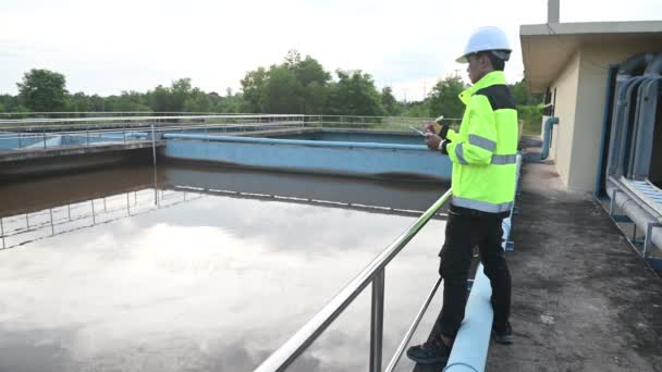 Μηχανικοί Περιβάλλοντος Εργάζονται Εγκαταστάσεις Επεξεργασίας Λυμάτων Μηχανική Ύδρευσης Μονάδα Ανακύκλωσης — Αρχείο Βίντεο