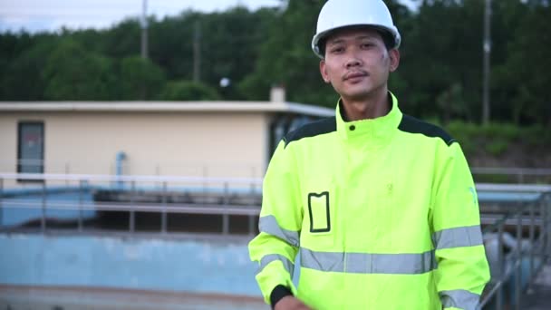 Інженери Екологи Працюють Очисних Спорудах Інженерія Водопостачання Працює Переробному Заводі — стокове відео