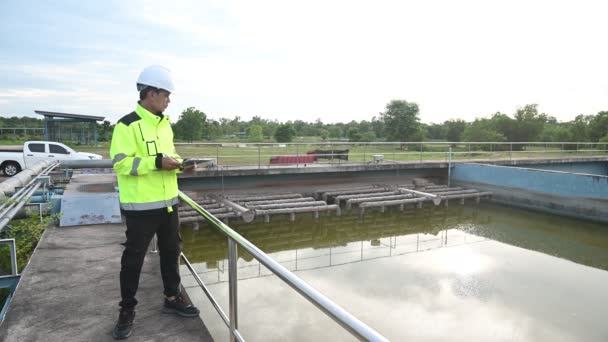 Miljöingenjörer Arbetar Vid Avloppsreningsverk Vattenförsörjningsteknik Vid Vattenåtervinningsanläggning För Återanvändning — Stockvideo