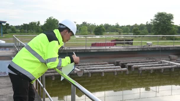 Miljöingenjörer Arbetar Vid Avloppsreningsverk Vattenförsörjningsteknik Vid Vattenåtervinningsanläggning För Återanvändning — Stockvideo