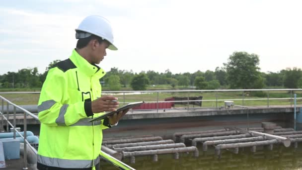環境エンジニアは排水処理工場で働いている 再利用のための水リサイクルプラントで働く水供給工学 — ストック動画
