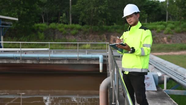 Engenheiros Ambientais Trabalham Estações Tratamento Águas Residuais Engenharia Abastecimento Água — Vídeo de Stock
