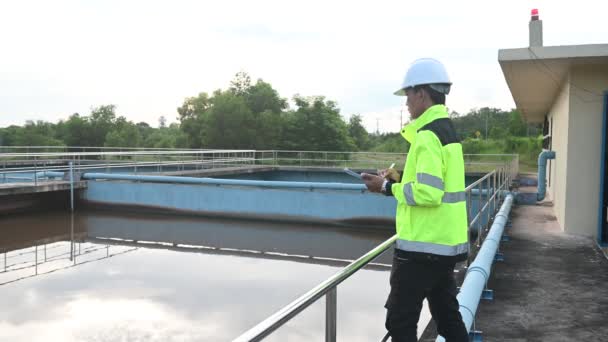 Engenheiros Ambientais Trabalham Estações Tratamento Águas Residuais Engenharia Abastecimento Água — Vídeo de Stock