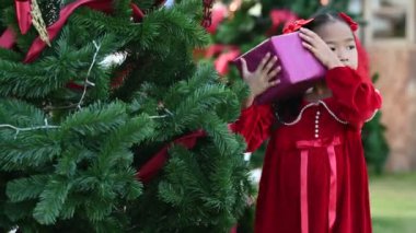 Noel festivalindeki küçük kızın portresi. Kış tatilinde Asyalı çocuk