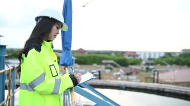 Çevre mühendisi atık su arıtma tesislerinde çalışıyor. Su geri dönüşüm tesisinde tekrar kullanılmak üzere çalışan su tedarik mühendisliği