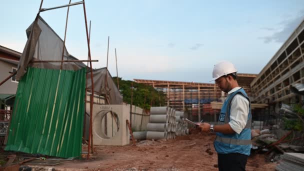 Insinyur Asia Yang Bekerja Lokasi Proyek Bangunan Besar Orang Thailand — Stok Video