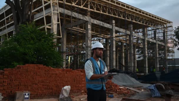 Asiatischer Ingenieur Auf Der Baustelle Eines Großen Bauprojekts Thailänder Überstunden — Stockvideo