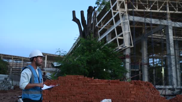 Asiatischer Ingenieur Auf Der Baustelle Eines Großen Bauprojekts Thailänder Überstunden — Stockvideo