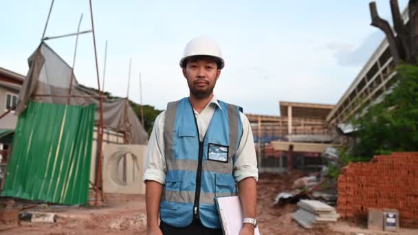 アジアのエンジニアが大規模な建物プロジェクトの現場で働いています タイの人々 建設現場での作業残業 — ストック動画