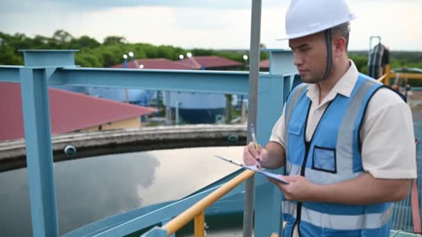 Ingeniero Ambiental Trabaja Plantas Tratamiento Aguas Residuales Ingeniería Suministro Agua — Vídeos de Stock
