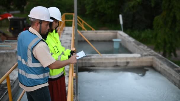 Miljöingenjörer Arbetar Vid Avloppsreningsverk Vattenförsörjningsteknik Vid Vattenåtervinningsanläggning För Återanvändning Tekniker — Stockvideo
