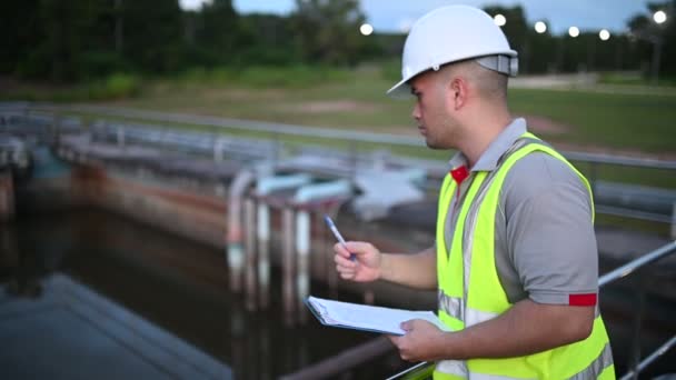 环境工程师在废水处理厂工作 在循环再用水厂进行供水工程 — 图库视频影像