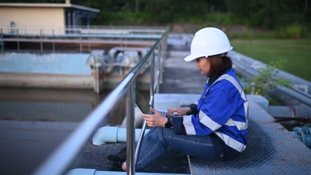 廃水処理施設で環境技術者が働いています 再利用のための水再生工場で働く水供給工学 — ストック動画