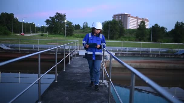 Umweltingenieure Arbeiten Kläranlagen Wasserversorgungstechnik Arbeitet Wasserrecyclinganlage Zur Wiederverwendung — Stockvideo