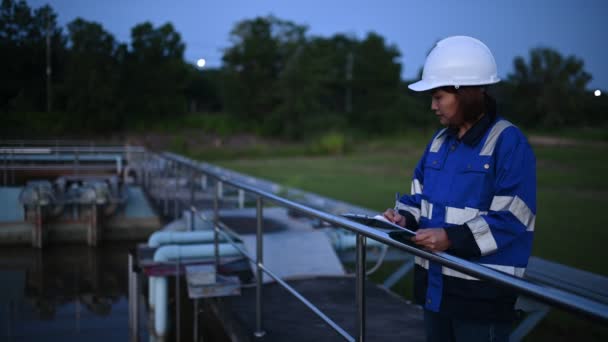 廃水処理施設で環境技術者が働いています 再利用のための水再生工場で働く水供給工学 — ストック動画