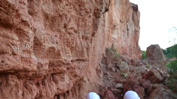 Геологи Обстежують Мій Дослідники Збирають Зразки Ґрунту Пошуку Мінералів — стокове відео
