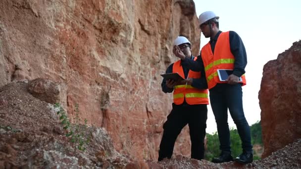 Geólogos Vigiar Meu Exploradores Coletam Amostras Solo Para Procurar Minerais — Vídeo de Stock