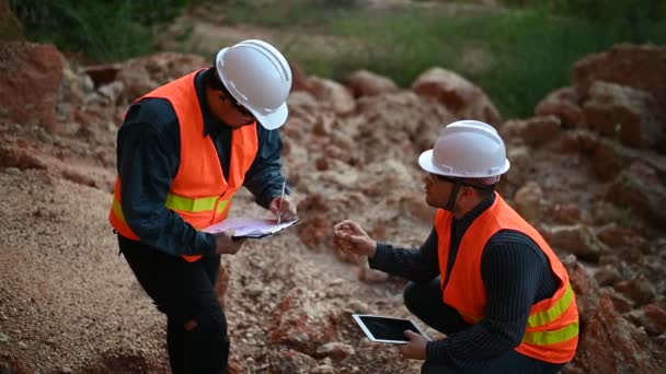 Geologists Surveying Mine Explorers Collect Soil Samples Look Minerals — Stock Video