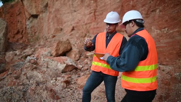 Геологи Обстежують Мій Дослідники Збирають Зразки Ґрунту Пошуку Мінералів — стокове відео