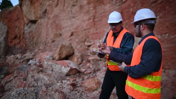 Ahli Geologi Mengamati Punyaku Penjelajah Mengumpulkan Sampel Tanah Untuk Mencari — Stok Video