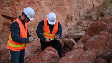 Jeologlar benimkini inceliyor. Kaşifler mineralleri aramak için toprak örnekleri topluyor..