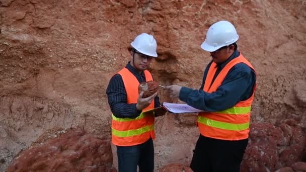 Geologer Undersøker Mine Utforskere Samler Jordprøver Etter Mineraler – stockvideo