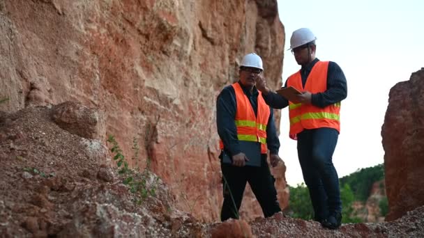 Geologen Begutachten Das Bergwerk Forscher Sammeln Bodenproben Auf Der Suche — Stockvideo