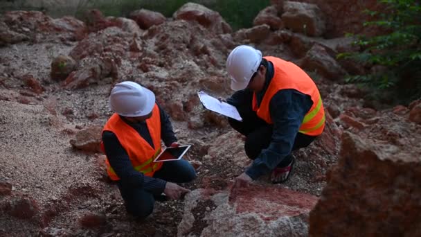 Ahli Geologi Mengamati Punyaku Penjelajah Mengumpulkan Sampel Tanah Untuk Mencari — Stok Video